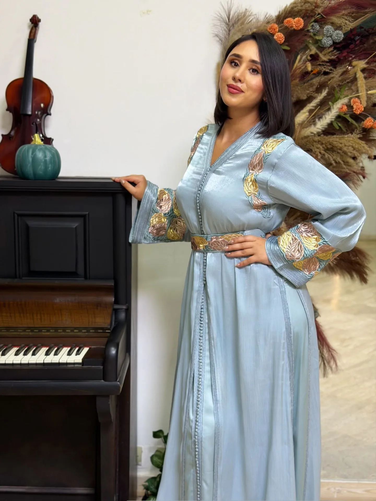 Caftan bleu ciel en soie irisée à broderies florales dorées