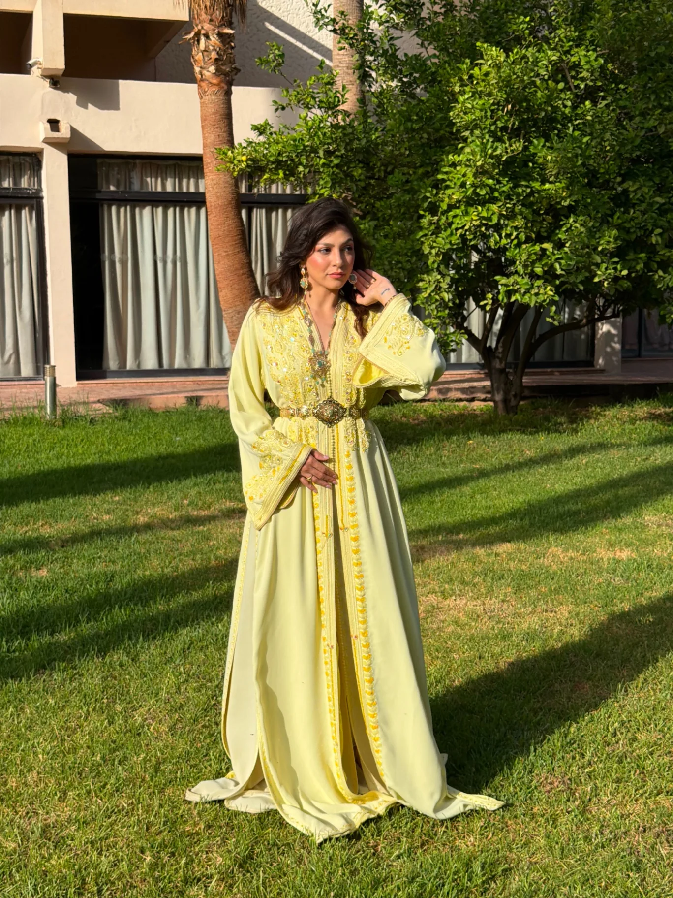 Caftan citron doré vu de pied, manches évasées et traîne fluide