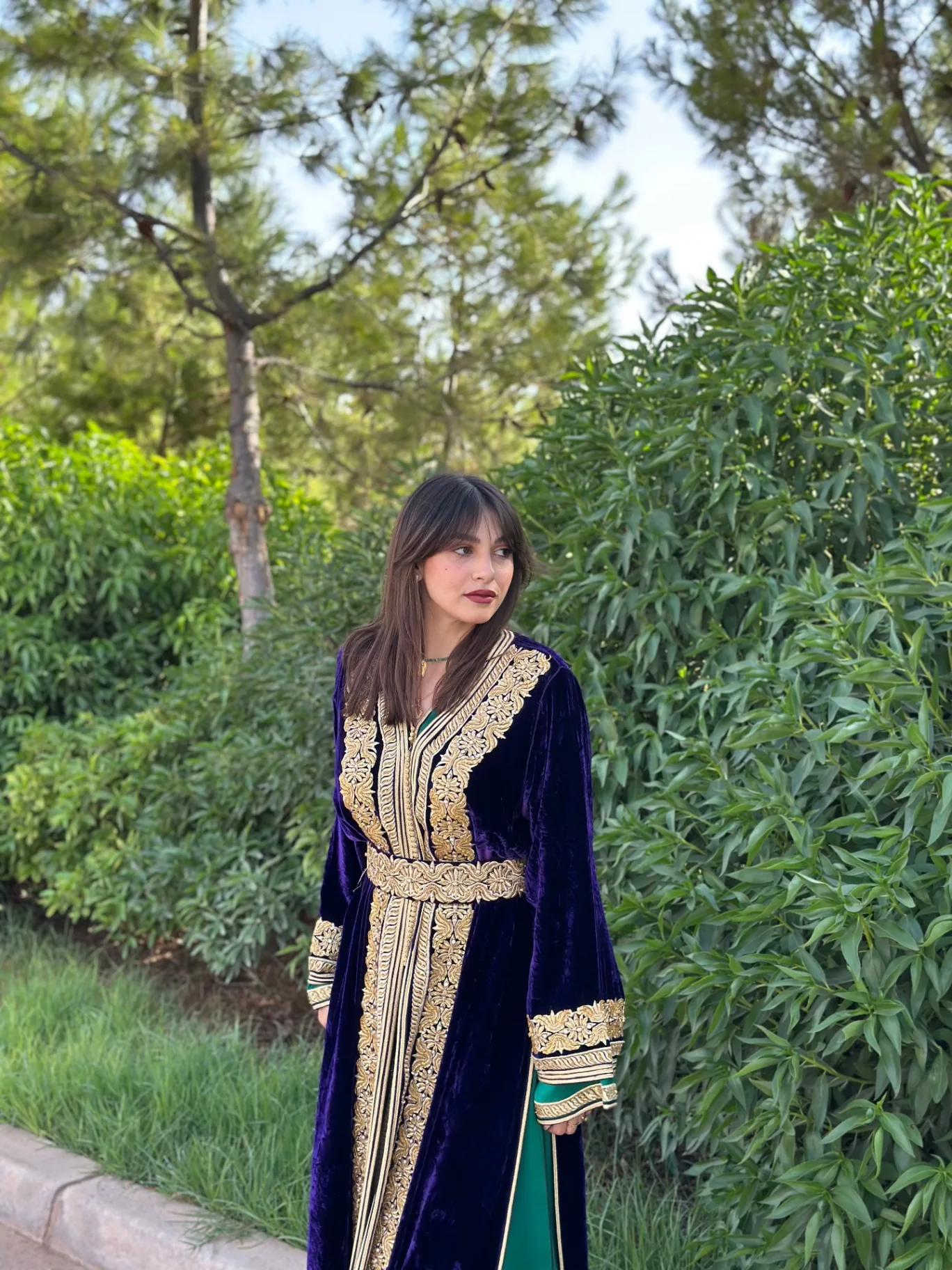 Caftan velours indigo à broderie majboud dorée et ceinture assortie